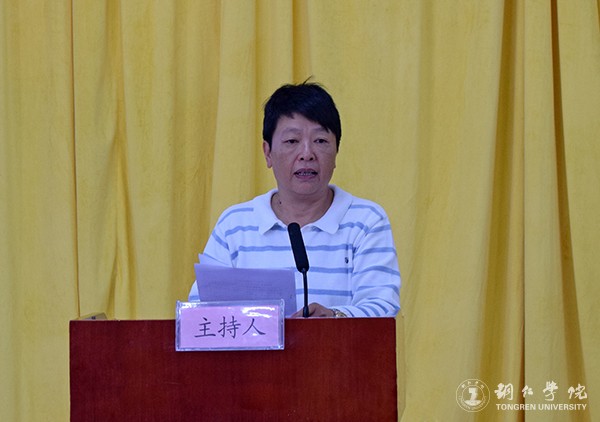 3铜仁市卫生计生委党组成员、市计生协会执行副会长李琼主持讲座.jpg