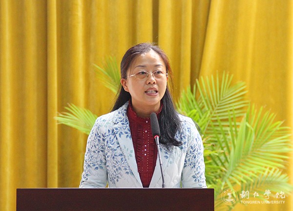 3我校发展规划处处长罗静主持讲座.jpg