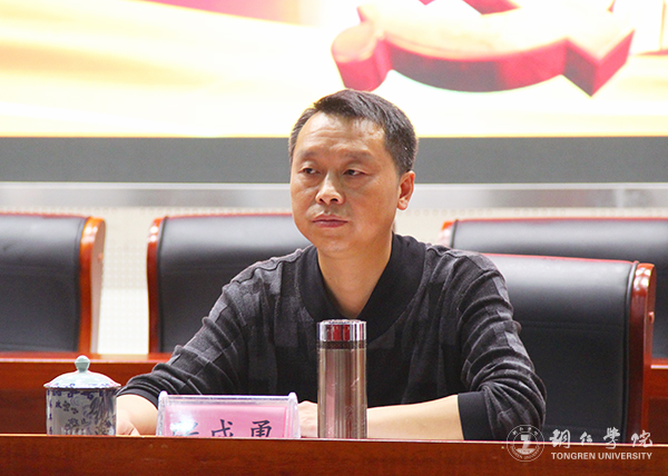 4校党委组织部部长张成勇主持开班典礼.jpg