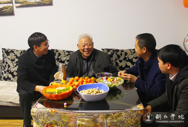 2党委书记李树新探望老干部牧邦喆.jpg