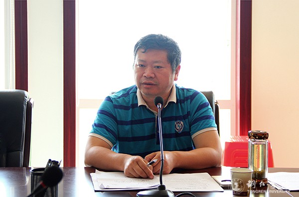 副校长王嘉福主持会议.jpg