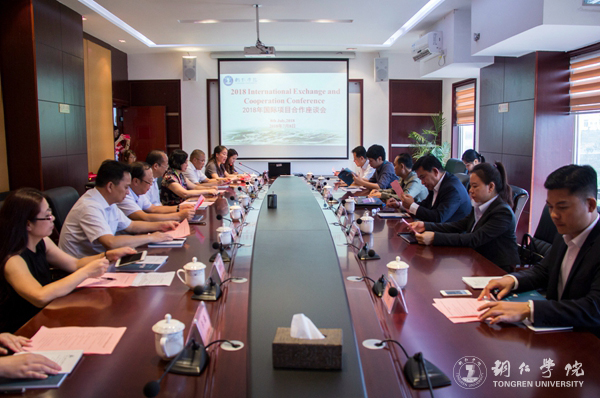1、座谈会现场.JPG