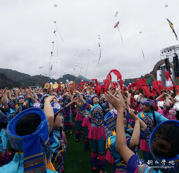我校583名师生积极为万山风筝节开幕式服务获好评