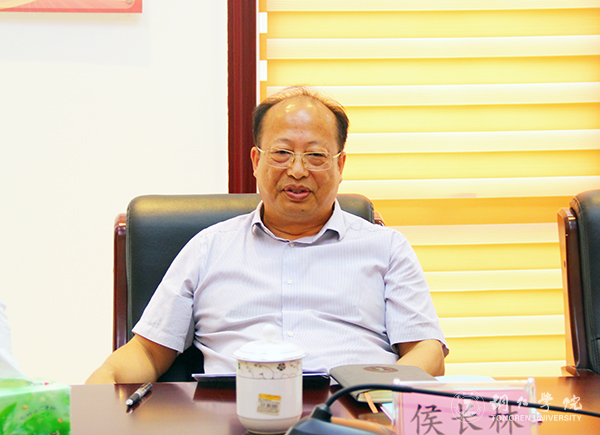 3校长、党委副书记侯长林作自我批评.jpg