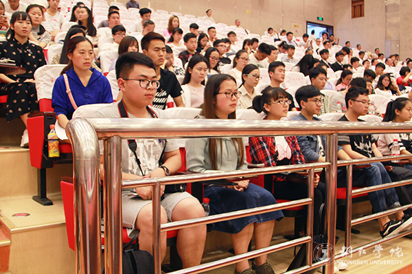 我校师生参加全市先进典型助力脱贫攻坚暨市委中心组学习宣讲报告会