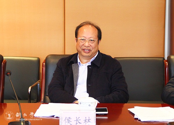 3我校校长侯长林主持会议.jpg