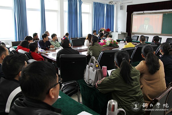 8我校经济管理学院教师集中收看十九大开幕会直播.jpg