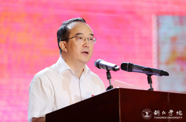 5、副校长代亮宣读表彰文件.JPG
