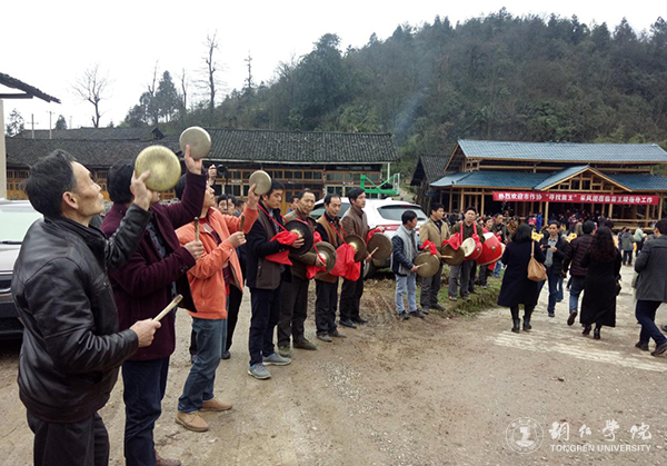 我校师生应邀参加首届武陵诗会暨“寻找苗王”文学创作采风活动