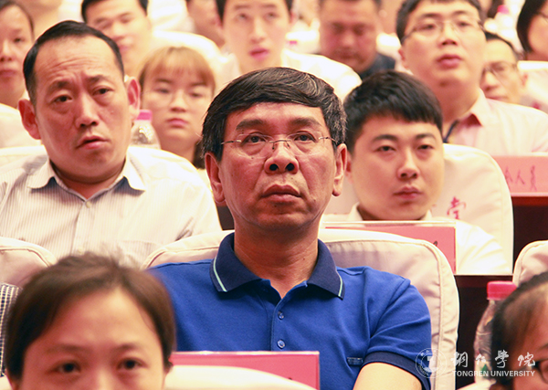 我校师生参加全市先进典型助力脱贫攻坚暨市委中心组学习宣讲报告会