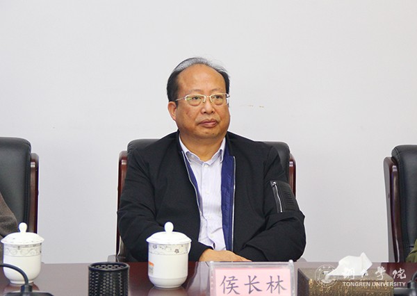 2我校校长侯长林.jpg