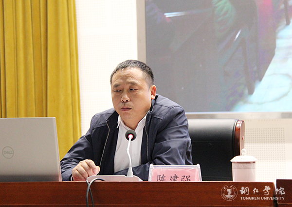 2贵州省脱贫攻坚优秀共产党员陈建强作讲座.jpg