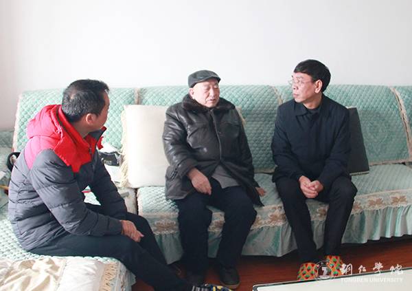 2校党委书记李树新探望老干部安华宝.jpg