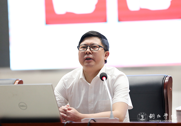 4我校思想政治理论课骨干教师汪爱平博士为参会师生授课.jpg