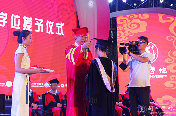 我校隆重举行2017届学生毕业典礼暨学位授予仪式