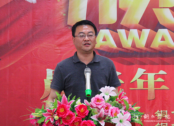 我校举行首届晨光年度文学奖颁奖典礼