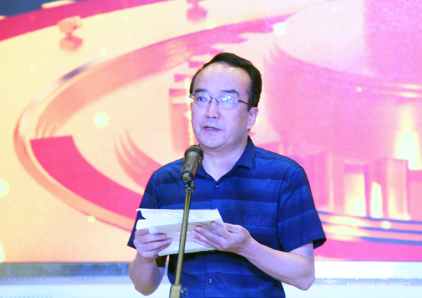 2副校长代亮宣读久久99精品久久久久久久不卡优秀教师、优秀教育工作者、先进集体名单.jpg