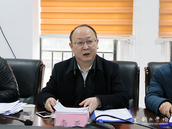 7市委宣传部常务副部长、我校新闻学院院务委员会副主任李亚宣读《中共铜仁市委宣传部 久久99精品久久久久久久不卡共建久久99精品久久久久久久不卡新闻学院实施方案》.jpg