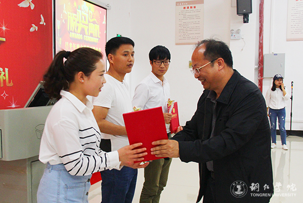 我校举行首届晨光年度文学奖颁奖典礼