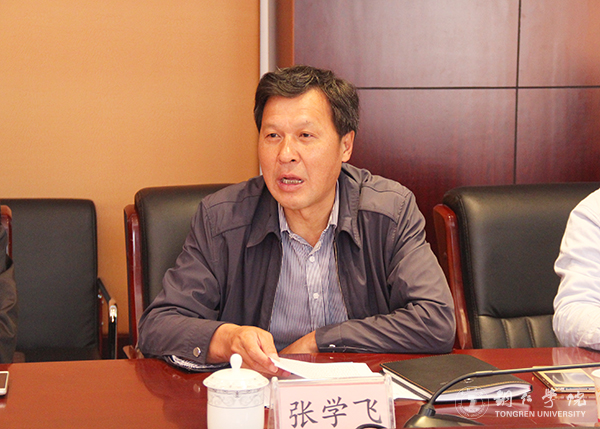 4我校社科联副主席、科研处处长张学飞主持座谈会.jpg
