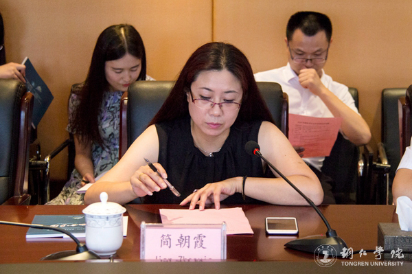 8铜仁职院国际教育学院党总支书记简朝霞介绍本校国际化办学情况.JPG