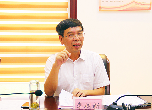 2党委书记李树新代表校党委班子作对照检查,并作自我批评.jpg